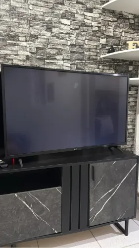 TV LG 43pol 4K UHD - Tela com defeito, para retirada de peças