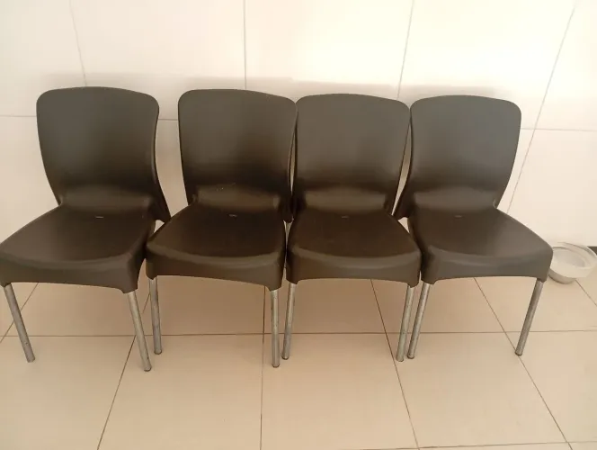 Vendo quatro cadeiras usadas ,mas em bom estado