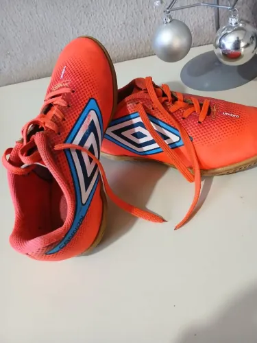 Chuteira umbro cannon laranja