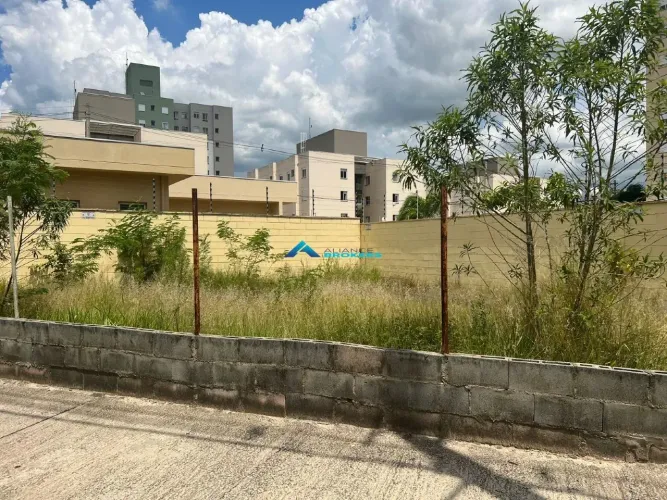 Vende-se Terreno com Topografia Plana no Loteamento Santa Giovana em Jundiai-SP