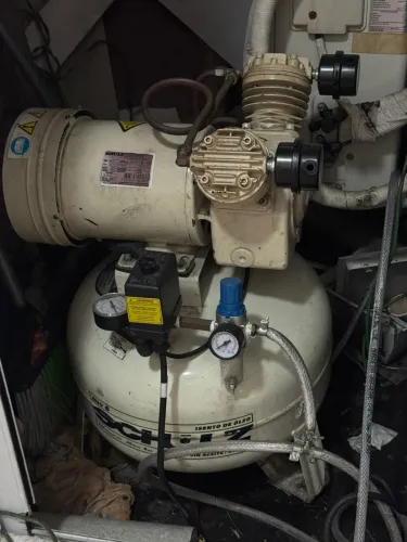 Vendo um compressor odontológico ,  funcionando perfeitamente.