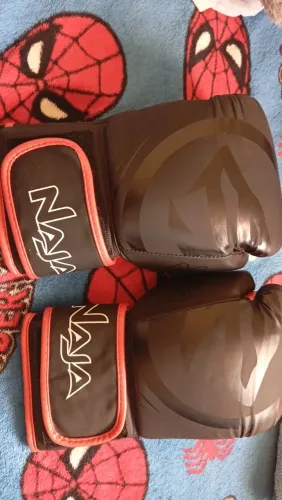 Luva Muay Thai e protetor bucal.