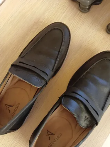 Vende se sapato preto em couro