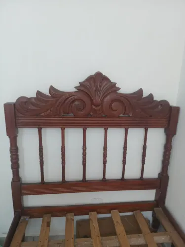 Vendo cama de solteiro usada de madeira maciça zap *