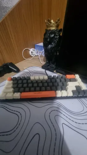 Teclado gamer mecânico RGB acompanha caixa