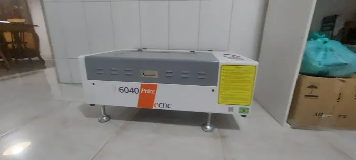 MÁQUINA DE CORTE E GRAVAÇÃO A LASER