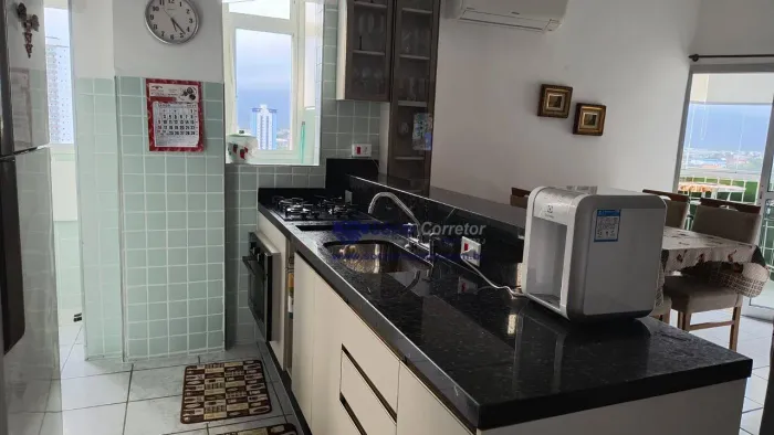 Apartamento na Praia com 48m² Sala Ampla, 1 dormitório, AR CONDICIONADO e SACADA à 200 met