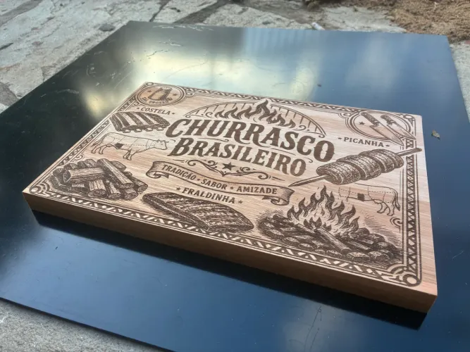 Tábua de corte em eucalipto 30x20 com arte gravada