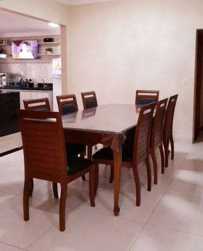 Mesa de Jantar com 8 cadeiras madeira (Carmo móveis)