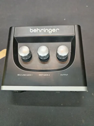 Interface Behringer um2 uphoria para microfone baixo guitarra violão super oferta qualidad