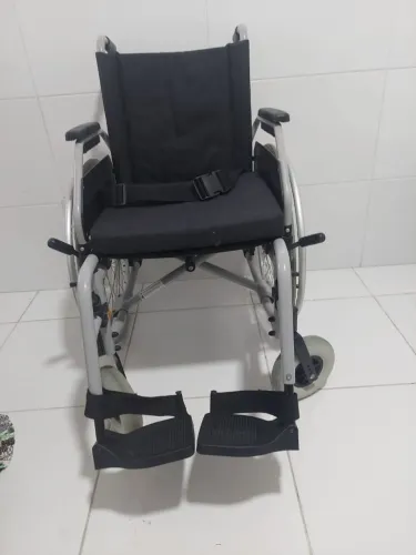 Cadeira de Rodas Manual Dobrável - Seminova