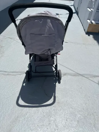 Carrinho de bebê com bebê conforto