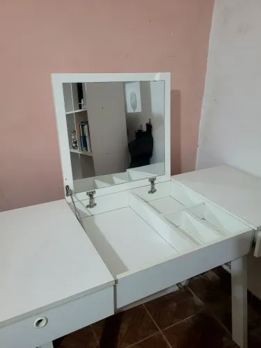 Penteadeira e escrivaninha marca MadeiraMadeira