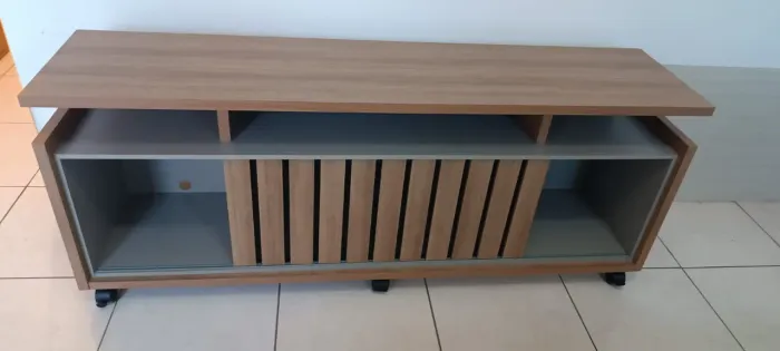 Rack com 1,60 metro para TV, espaço de armazenamento e decoração 