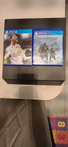 Vendo PLAYSTATION 4 PRO COM 2 CONTROLES E 2 JOGOS