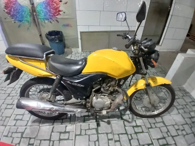 Vendo uma moto Honda CG 125 cargo documento ok tem baú nao? reservo