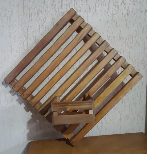 Jardim vertical triângulo com um cachepo