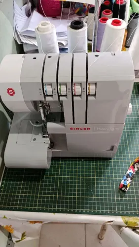 Máquina de overloque Singer doméstica