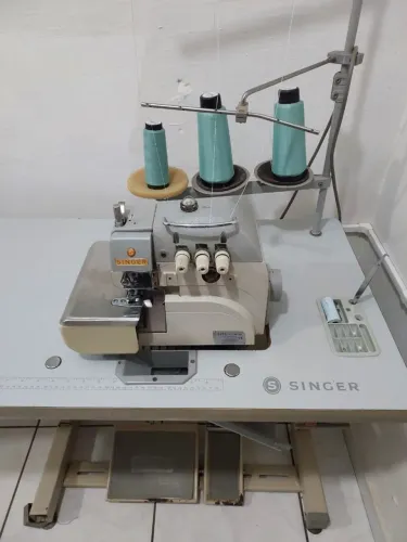 Máquina overlok Singer