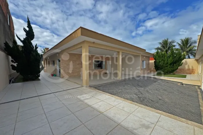 CASA à venda com piscina e 3 quartos em Peruíbe, no bairro Est. Balneario Maria Helena Nov