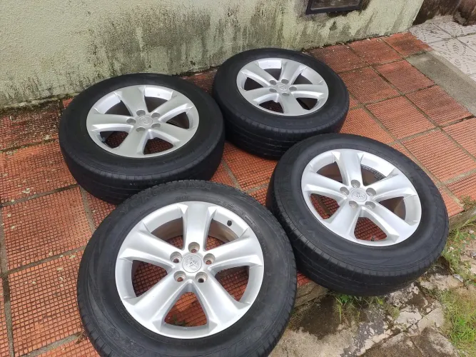 Vende-se jogo de rodas completo Toyota