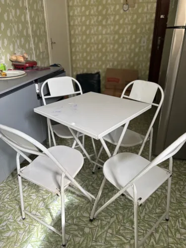 Mesa Branca com 4 Cadeiras de Ferro