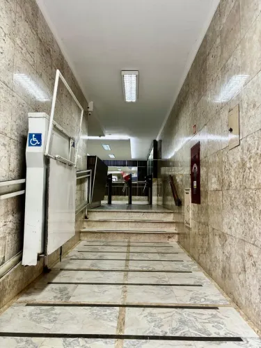 Sala em prédio central, seguro para trabalhar.