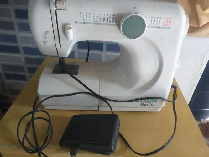 Máquina de costura avaria fora do tempo