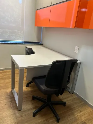 Mesa de escritório com 2 cadeiras