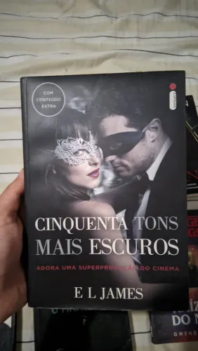 Livros diversos (Cinquenta tons mais escuros; Grey...)