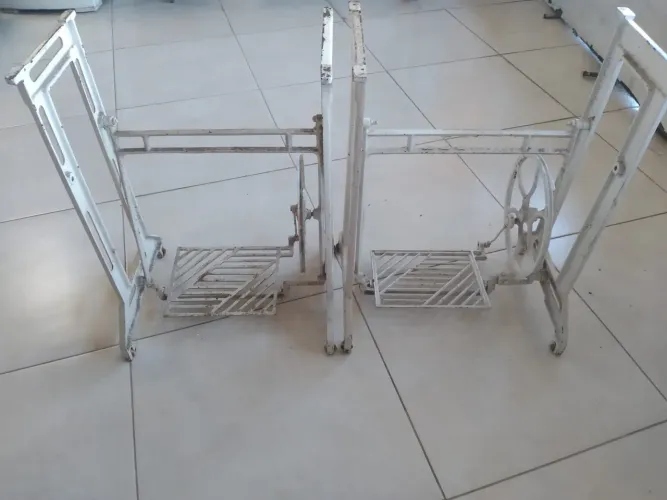 Vendo  pé  de máquina antiga e ricoho de esquentar comida