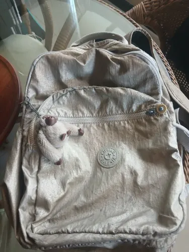 Mochila feminina Kipling original usada