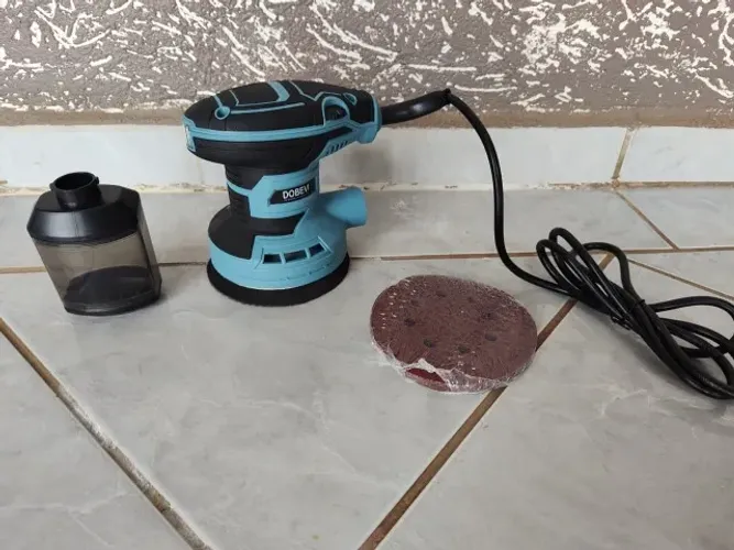Lixadeira Redonda 450W & 15.000 RPM - 6 Velocidades Ajustáveis + Kit Multiuso com Coletor