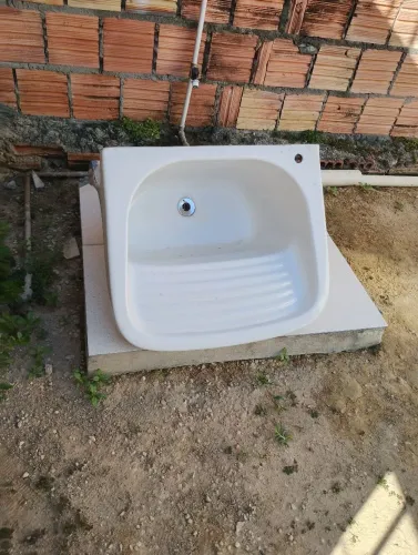 Vendo um tanque de louça.valor 100 reais interessados ligar para *