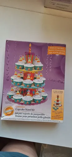 Celebration dessert stand da Wilton. Kit festa com suporte e enfeites 24 cupcakes