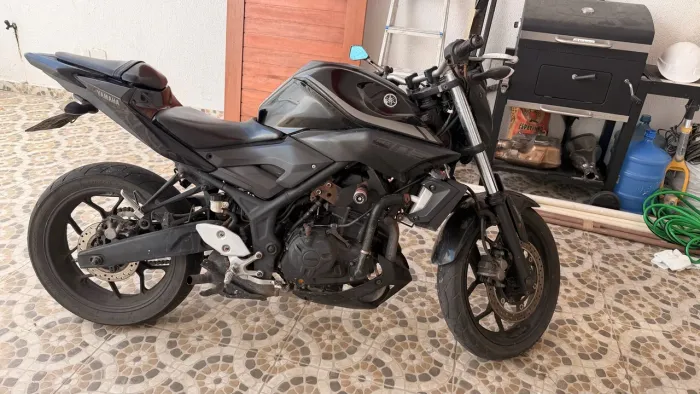 Moto mt3 preta