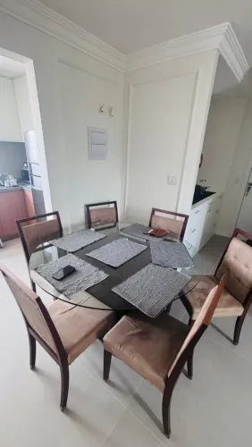 Jogo de jantar: Mesa redonda (tampo de vidro) com 6 cadeiras - R$ 2100,00