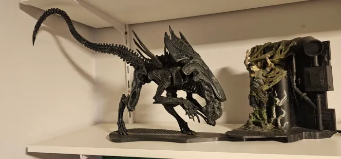 Alien queen diorama.