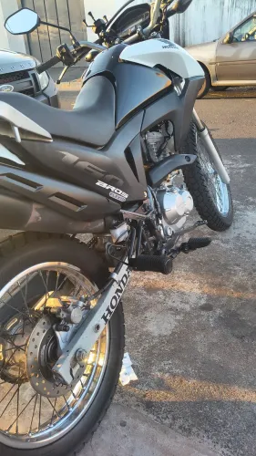 Vendo nx bros 160 muito conservada pneus muito bons tudo em.dias só transferir valor 13500