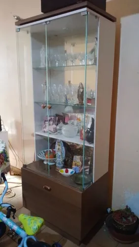 Cristaleira nova e com luz e gaveta para colocar ate vinho 