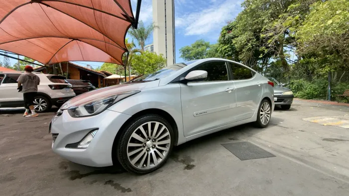 Hyundai Elantra GLS 2.0 16V Flex Aut. 2015