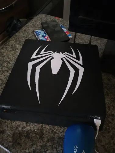 PS4 1TB SLIM + 2 CONTROLES ORIGINAIS