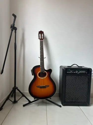Violão Elétrico, Caixa Amplificada e Microfone