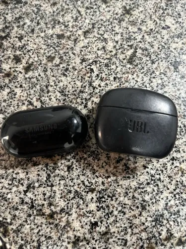 Vendo fones de ouvido originais e chapinha 