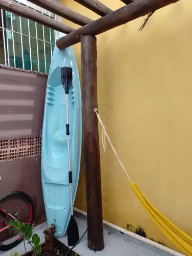 Caiaque individual em fibra de vidro.
