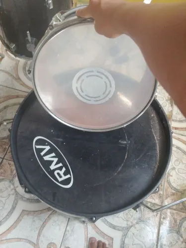 Tem somente o corpo não tem os pratos apenas um tom