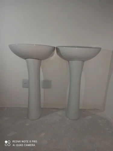 Pia de banheiro com coluna