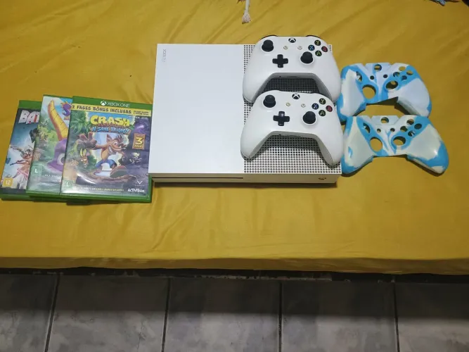Xbox One S -1TB, 2 controles com problemas de carregamento ( só funcionam a pilha)