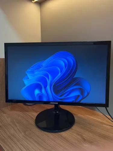 Monitor LED Samsung 21.5" Full HD 60Hz (Modelo S22F350) - Ótimo Estado