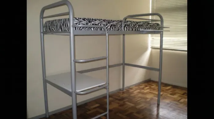Cama beliche tubular com escrivaninha